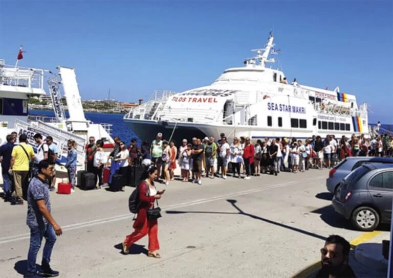 Ρόδος: Ζέστη, ταλαιπωρία και… λιποθυμίες – Εικόνες απαράδεκτες για τουριστική χώρα στο λιμάνι – Κατέρρευσε τουρίστρια από την Τουρκία!